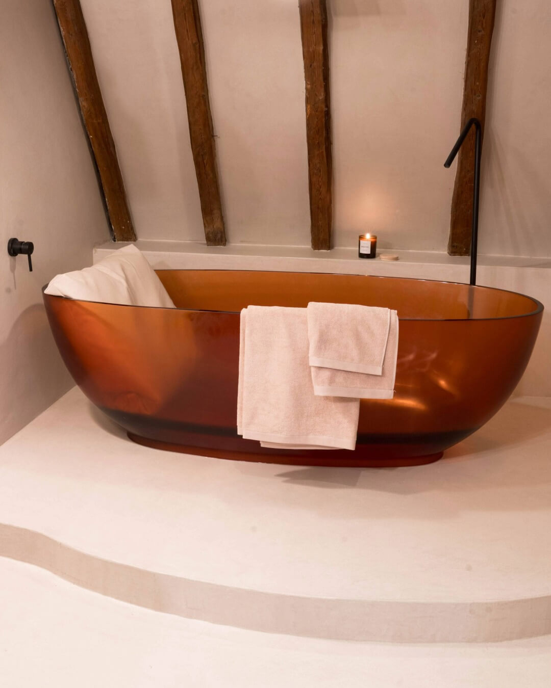 Badesofa Rückenkissen in Größe Medium in freistehender, großer Badewanne $ Freistehende Badewanne | Size Medium | Perlmutt
