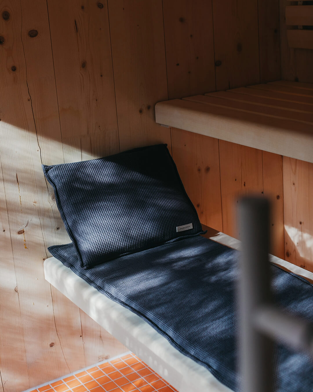 Saunasofa Set long in einer Sauna auf der Holzbank dekoriert.
