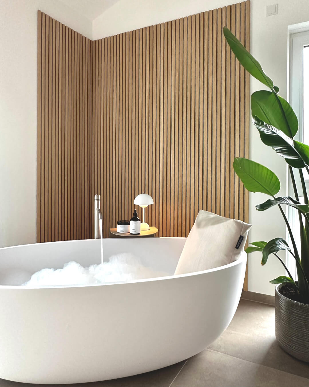 Badesofa Rückenkissen in Größe Large in freistehender, großer Badewanne  $ Freistehende Badewanne | Size Large | Perlmutt